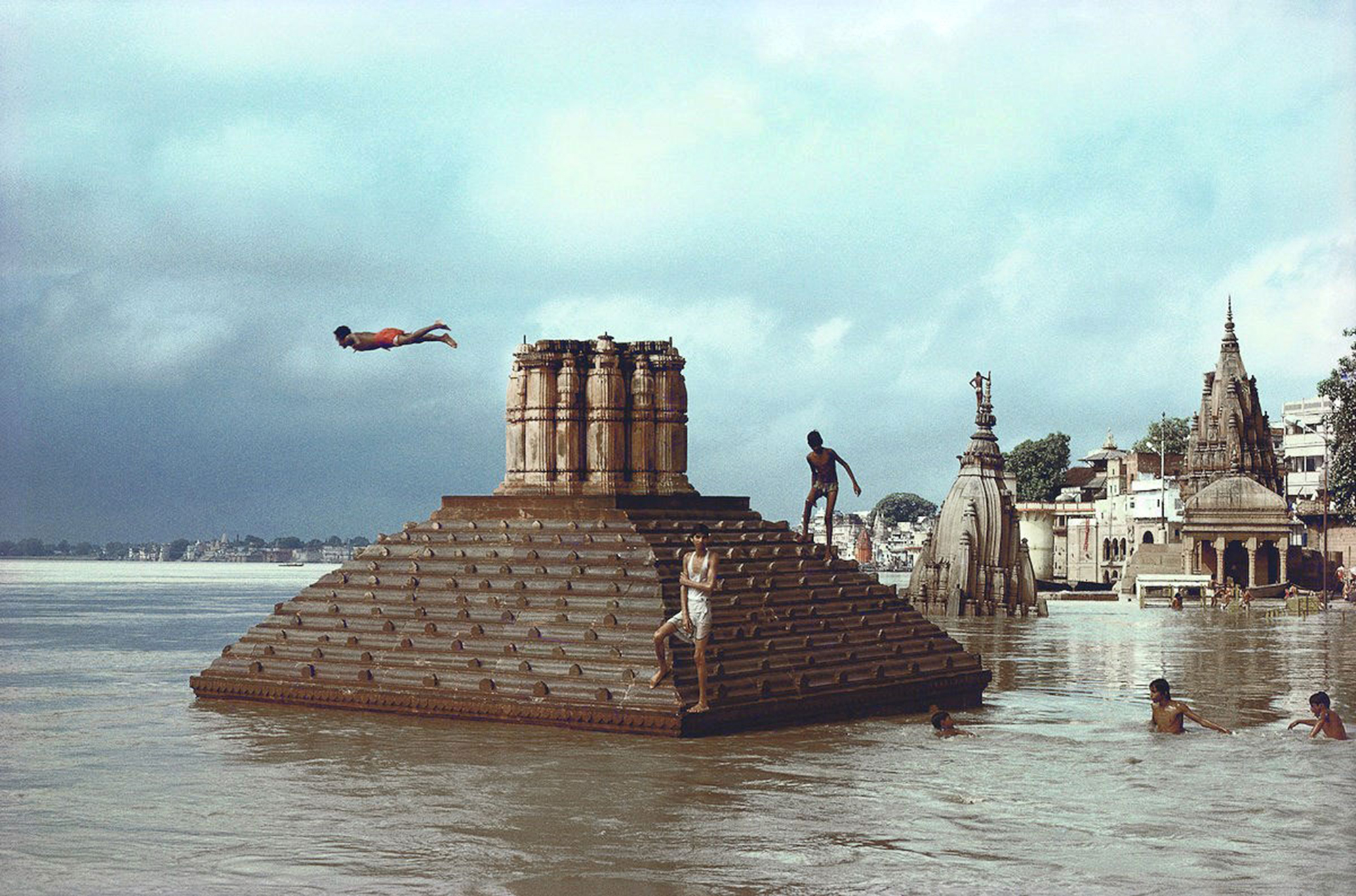 Man Diving, Ganges Floods, Benares, Uttar Pradesh © Raghubir Singh 1985 | Image source internet