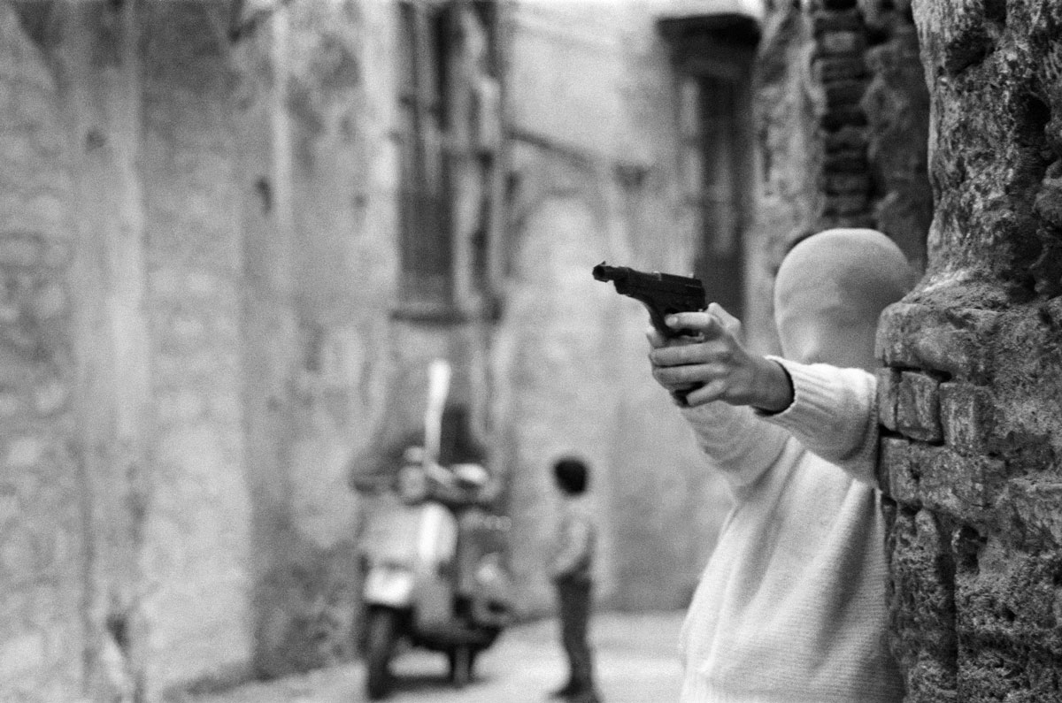 child with a gun in Palermo, Letizia Battaglia 1982